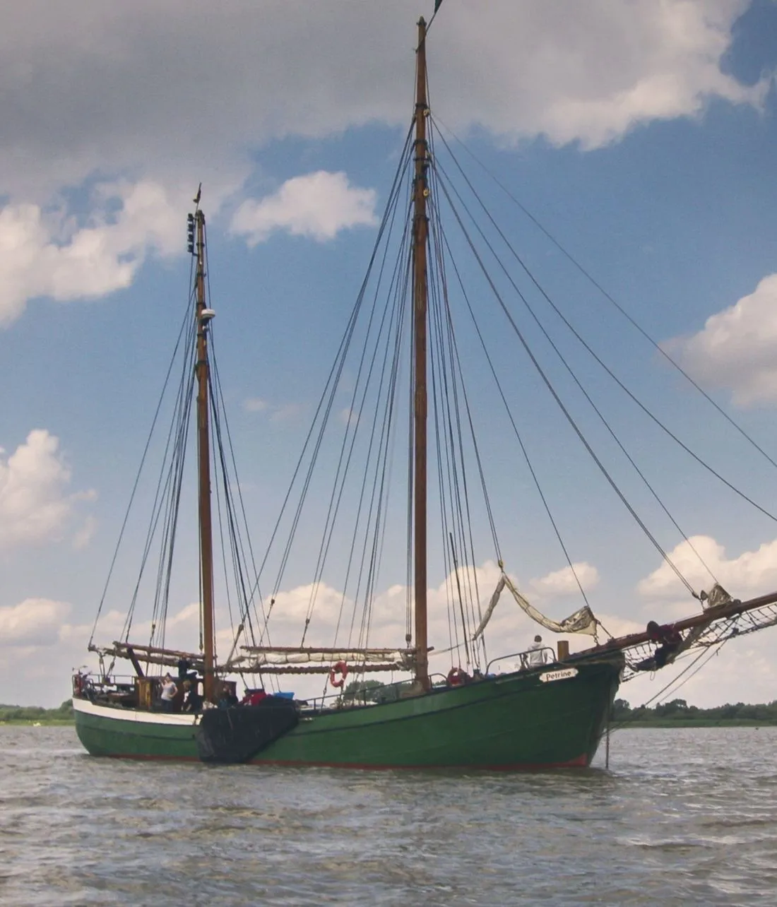 Ein grüner Ewer, ein traditionelles Segelschiff, auf der Elbe
